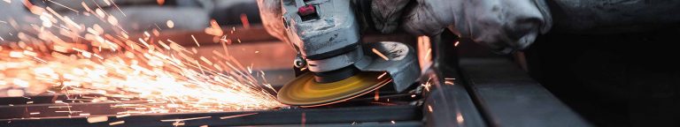 Absauganlagen und Industriesauger gegen Schleifstaub an Schleifmaschinen