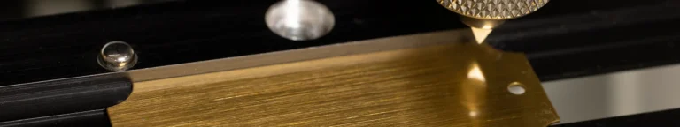 Industriesauger an einer Graviermaschine saugt feinen Staub direkt an der Entstehungsstelle ab