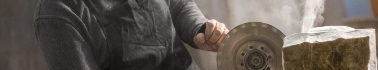 Absauganlage für Staub und Partikel bei der Bearbeitung von Natur- und Kunststein