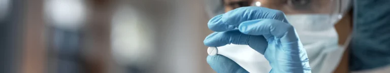 Absauganlage erfasst Tablettenstaub bei der pharmazeutischen Produktion